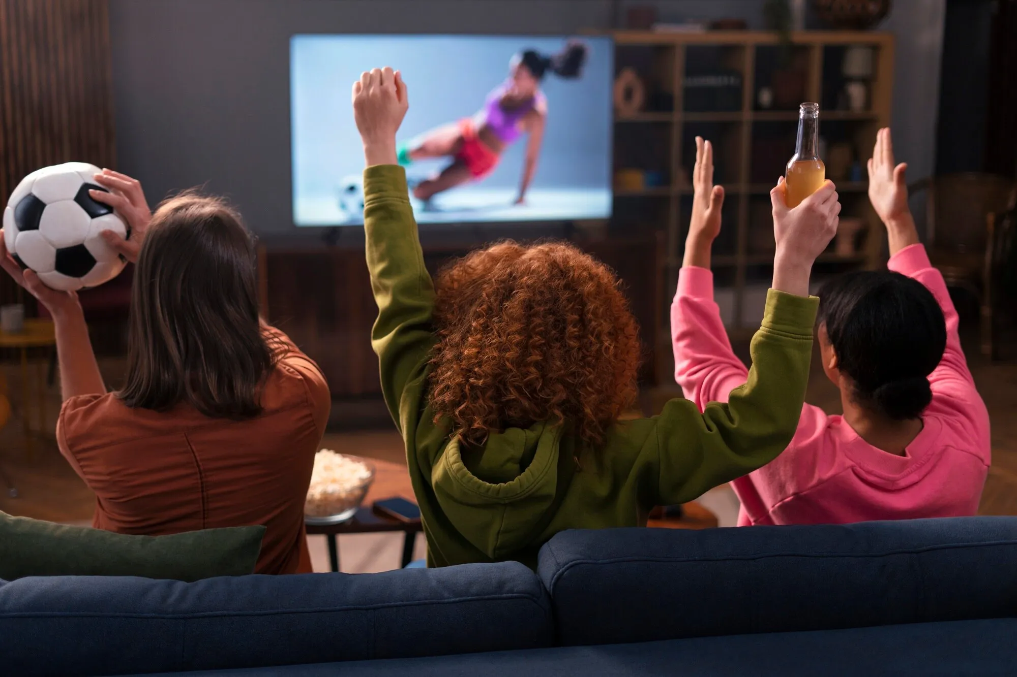 Familie som nyter Smart IPTV streaming tjeneste - Se sport og filmer på TV
